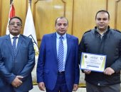 مجلس جامعة بنى سويف يكرم مشرف أمن لأمانته بعد عثوره على 29 ألف جنيه