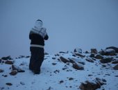 حدث فريد من نوعه.. تساقط الثلوج على مناطق جبلية بالسعودية.. فيديو