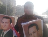 انتشار باعة صور مبارك بمحيط مجمع الجلاء قبل خروج الجثمان 