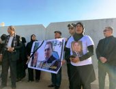 صور.. محبو مبارك يتجمعون خارج مسجد المشير استعدادا لتشييع جثمانه