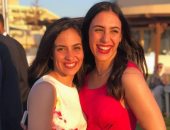 قصة صور .. "لينا و سارة" الشقيقتان الأجمل فى الطائرة المصرية