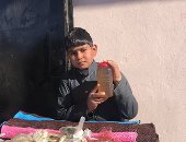 طفل سيناوى بـ100 راجل.. "سليمان" يجوب الوديان بحثًا عن منتجات يدوية وأعشاب