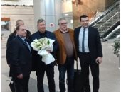صور.. الزمالك يستقبل بعثة الترجى التونسى بالورود بمطار القاهرة