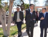 محافظ المنيا يستقبل السفير البريطانى ويتجولا على كورنيش النيل.. فيديو وصور