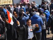 فيديو.. المئات يتجمعون أمام بوابات مسجد المشير لأداء صلاة الجنازة على مبارك