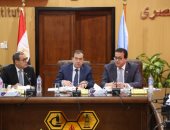 وزير التعليم يبحث مع وزير البترول إنشاء شركة تحفظ المياه بالتربة