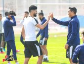 بعد "إشارة" الوداد.. سلام خاص بين ساسى ومصطفى محمد فى مران الزمالك