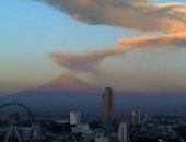 "مشهد سينمائى".. ألسنة دخان بركان بوباكتبيتل تغطى سماء المكسيك.. فيديو