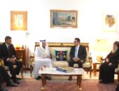 شاهد.. وزير خارجية الكويت يزور السفارة المصرية لتقديم العزاء فى وفاة مبارك