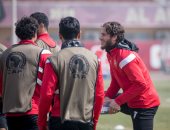 فيديو وصور .. تعليمات ربيعة وتحية فايلر لـ" الشحات " أبرز ملامح تدريب الأهلى