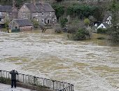 غرق عشرات البيوت والشوارع بسبب فيضان نهر سيفرن ببريطانيا 