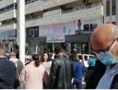 لبنان يكافح خطر كورونا.. والشارع يتظاهر ضد خطة الحكومة لمواجهة الفيروس.. اعتصام لأولياء الأمور يطالب بإغلاق المدارس.. نائب ينتقد تحميل مستشفى الحريري وحده عبء المواجهة.. والصحة تخاطب الوافدين