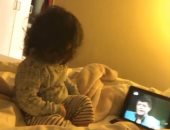 شاهد.. سعد سمير مع ابنته فيروز يشاهدان مسلسل رأفت الهجان