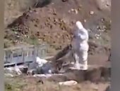 قوات أمن تدفن ضحايا فيروس كورونا بالقرب من منازل المدنيين في إيران.. فيديو