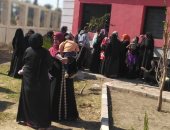 محافظ قنا: فحص 2408 حالات خلال القافلة الطبية بقرية أولاد عمرو 