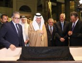 وزير السياحة عن إهداء السعودية جزء من كسوة الكعبة: رمز الصداقة بين البلدين