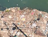 قارئ يشكو انتشار القمامة أمام منزله بقرية عمشا فى المنوفية