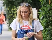 صوفي تيرنر بملابس واسعة بعد تقارير تناولت خبر حملها