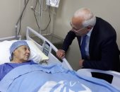 محافظ بورسعيد يزور الفدائية زينب الكفراوى بالمستشفى للاطمئنان على صحتها.. صور