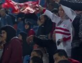 مشجعة بقميص الزمالك وعلم الأهلى تؤازر الأحمر أمام صن داونز من الملعب.. فيديو