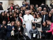 بابا الفاتيكان يظهر للمرة الأولى أمام الآلاف بعد شائعات إصابته بكورونا
