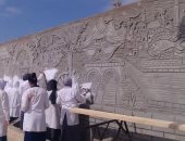 صور.. طلاب "رأس سدر" يبدعون فى جدارية مصر الحضارة بجنوب سيناء