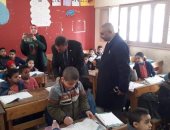 صور.. وكيل تعليم الإسكندرية يتفقد مدارس المنتزة ويشدد على الالتزام بالمنهج