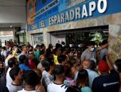 إقبال على الصيدليات لشراء الكمامات بالإكوادور خوفا من كورونا