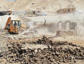 إزالة 21 حالة تعدى بقرية الدير والشغب بمساحة فدان و16 قيراط بمدينة إسنا