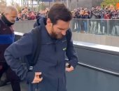 ميسي يثير قلق جماهير برشلونة ويظهر بمشكلة فى الساق قبل الكلاسيكو.. فيديو
