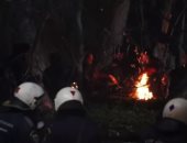 لاجئون يشعلون النار للتدفئة في مناطق حدودية بين اليونان وتركيا.. فيديو