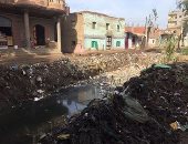 سكان قرية زاوية رزين بالمنوفية تناشد ردم الترعة للتخلص من إلقاء القمامة فيها