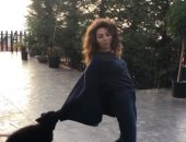 ميريام فارس تداعب كلبها في فيديو طريف.. والأخير يسحبها من ملابسها
