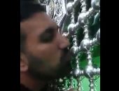 مع تفشى فيروس كورونا.. فيديو تحدى "لعق" الأضرحة يثير غضب الإيرانيين