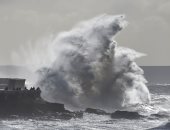 مصرع 3 أشخاص وإصابة 17 آخرين فى موجة قوية على شاطئ بجنوب أفريقيا