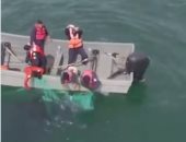 "حوت أحدب" يعلق فى شباك صيد صغيرة وصيادون يحاولون إنقاذه.. فيديو