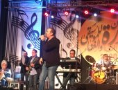 هشام عباس يشيد بنجاح "الملك لير" فى حفل مهرجان دندرة للموسيقى والغناء