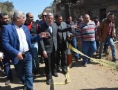 صور ..محافظ المنيا يتفقد أعمال تنفيذ توصيل المياه للقرى الأكثر احتياجا