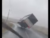 حادث غريب.. ماذا فعلت العاصفة خورخى بالشاحنة؟.. فيديو