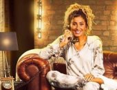 صورة..دينا الشربينى بالبيجامة على بوستر "البعض لا يذهب للمأذون مرتين"