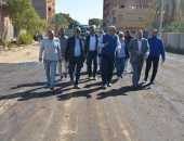 محافظ الوادى الجديد يتابع رصف شوارع داخلية بالخارجة واستعدادات مهرجان التمور