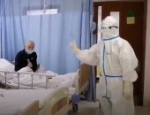 ممرضة صينية تغني مقطوعة موسيقية لمريضة بعد تعافيها من كورونا في ووهان.. فيديو