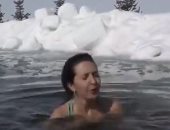 محبو السباحة الشتوية يودعون الفصل بالغوص فى المياه المتجمدة بروسيا.. فيديو