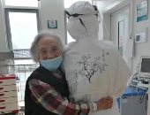مسنة صينية ترسم زهرة على بدلة ممرضة بعد شفائها من فيروس كورونا.. فيديو