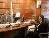 القوى العاملة تتابع أحوال 11500 عامل بإحدى المصانع لتوقيع اتفاقيتين لصرف مزايا مالية