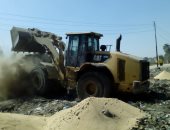 صور.. نقل مقلب القمامة الوسيط بديرمواس إلى الظهير الصحراوى الغربى فى المنيا