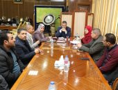 محافظ المنوفية يلتقى بعض أصحاب الصناعات الحرفية واليدوية بمكتبه بالديوان العام