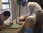 الرزق يحب الخفية.. صينى يوصل الأكل للمستشفيات بعد تأثر مطعمه بفيروس كورونا