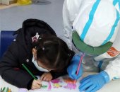 "آباء مؤقتون".. ممرضون يعلمون أطفال الصين المعزولين الرسم بـ ووهان.. صور