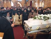 مطران الفيوم يشيع جثمان كاهن كنيسة العذراء ويتلقى التعازى من البابا